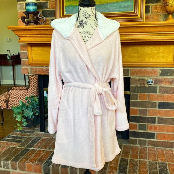 Soft plush above the knee length pink robe with hood and side pockets. - Picture 1 of 5